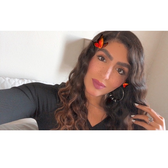 Off the shoulder V Neck - Picture 3 of 3